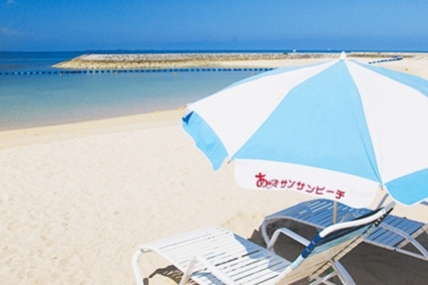 写真：ビーチパラソルとチェア